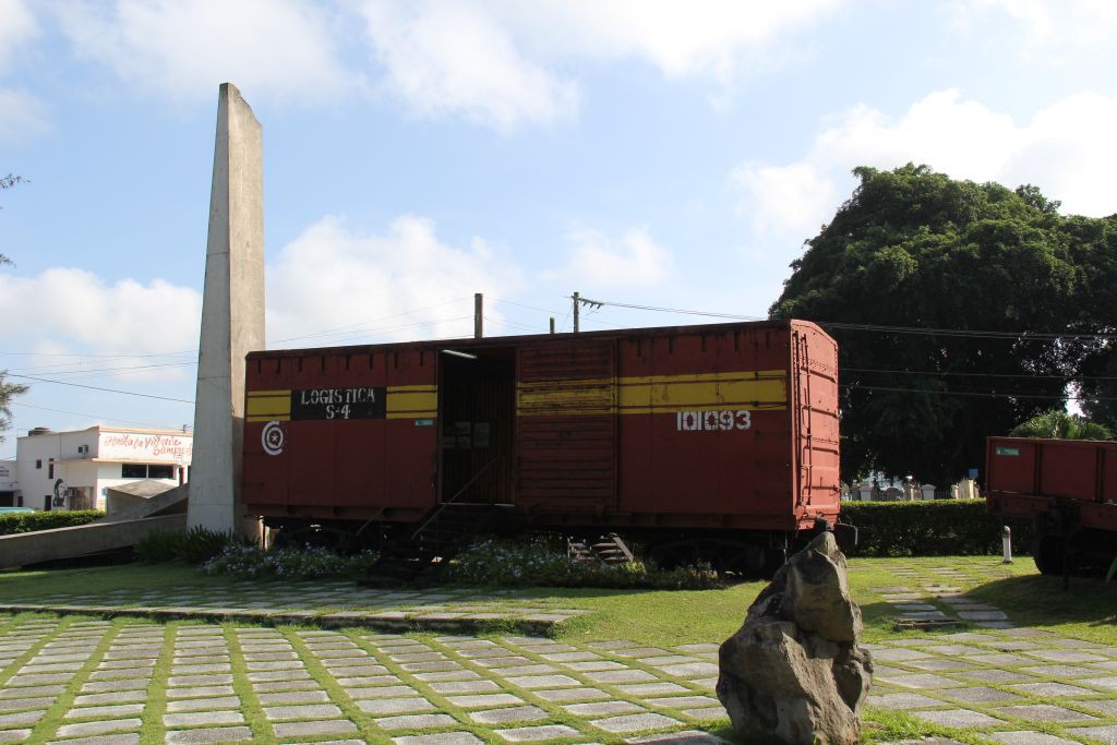 0105-Cuba-Santa-Clara-monument-train-blindé
