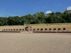 L'esplanade devant le mémorial de la France combattante